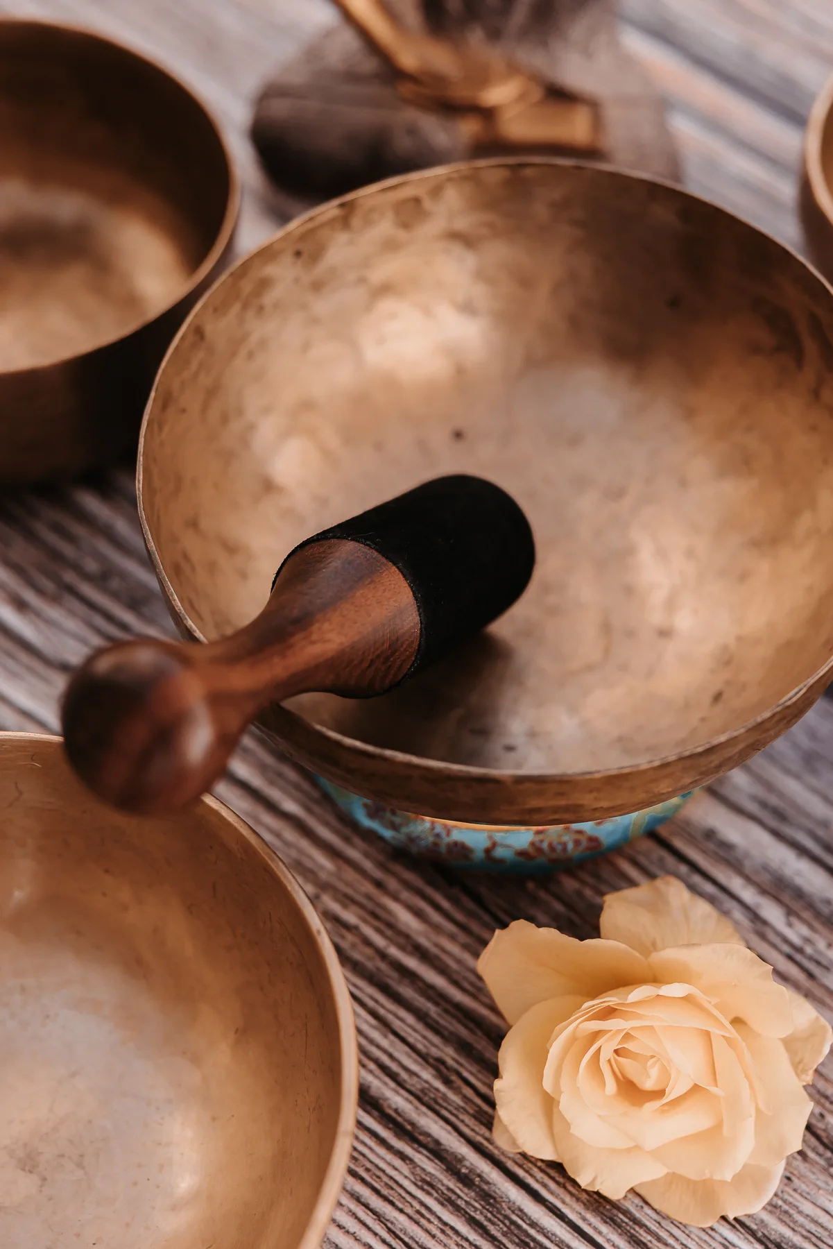 Bild 01 - Singing bowls in the treatment room