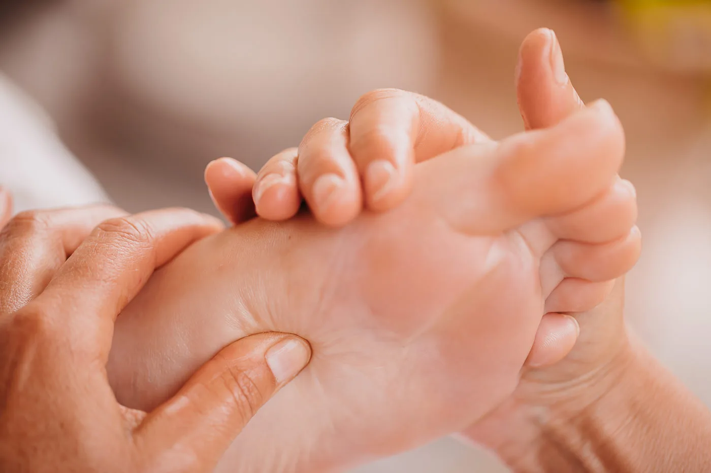 Fußmassage auf der Liege